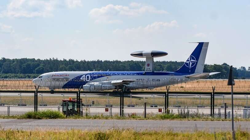 PHOTO/Messe Berlín GmbH - El sistema aerotransportado de alerta y control de la Alianza E-3 AWACS dispone de una antena radar en forma de disco sobre la estructura superior del aparato que rastrea los cielos en busca de vuelos no identificados