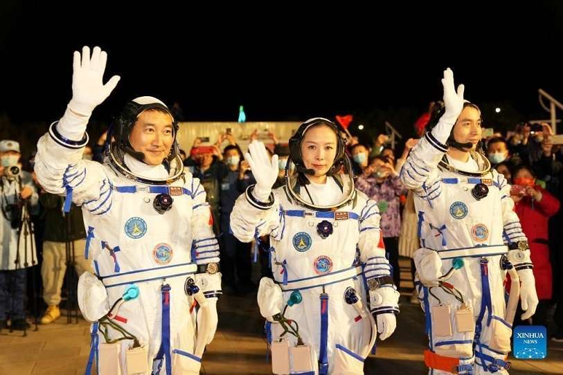 La misión china con la coronel Wang Yaping (centro) despegó el 15 de octubre desde el Centro Espacial de Jiuquan, en Mongolia Interior. Unas horas después la actriz Yulia Peresild iniciaba su retorno a la Tierra
