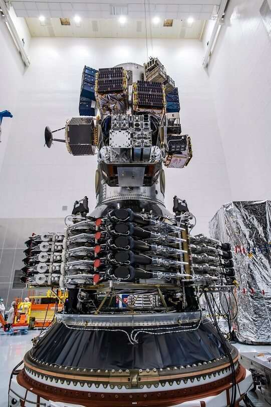 PHOTO/SpaceX - Urdaneta est l'un des dizaines de petits satellites fixés à l'adaptateur de charge utile de la Falcon 9, qui s'envolent dans l'espace enfermés dans un capot qui les protège des effets des vibrations et des accélérations de la fusée. 