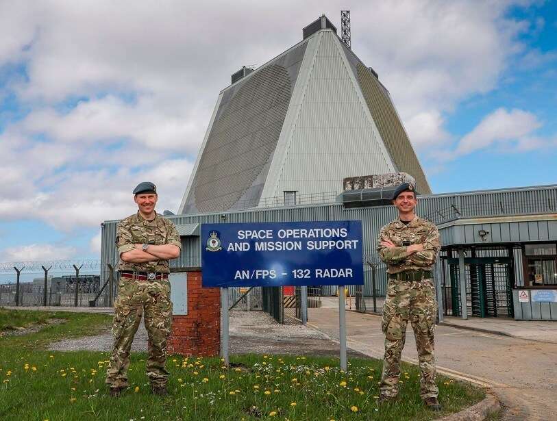 El radar tridimensional de Fylingdales, en North Yorkshire, proporciona alerta temprana a Londres y Washington contra disparos de misiles balísticos. A la derecha, el mariscal del Aire Paul Godfrey, jefe del UK Space Command