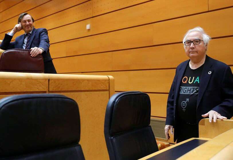 El ministro de Universidades, Manuel Castells no asistió al desfile del 12 de octubre. Al parecer, se enfadó porque quería vestir de legionario y desfilar con un tomo de la Enciclopedia Ilustrada Espasa-Calpe sobre el hombro