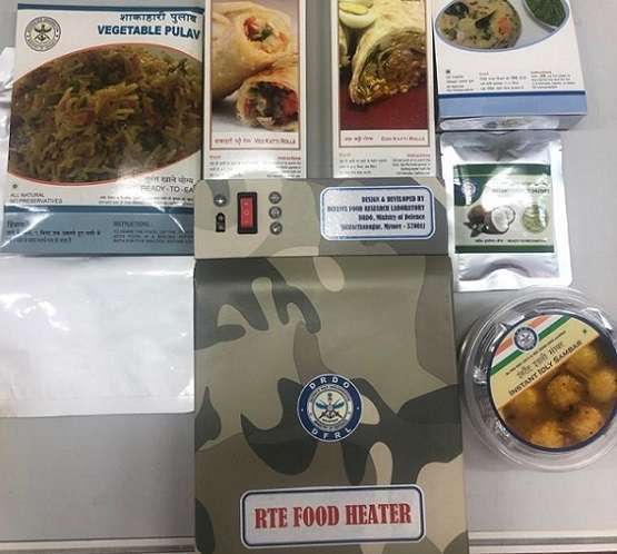 Les services alimentaires des forces armées ont préparé quelque 70 variétés d'aliments transformés et déshydratés issus de la cuisine nationale : rouleaux de légumes, nems, veg pulav, idly, moong dal halwa,...