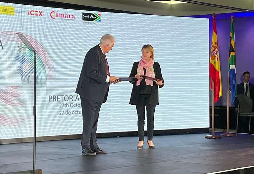 PHOTO/COFIDES - El presidente de la Compañía Española de Financiación del Desarrollo (COFIDES), José Luis Curbelo, y la directora de Operaciones de la Corporación de Desarrollo Industrial de Sudáfrica, Joanne Bate, suscribieron un acuerdo de inversiones