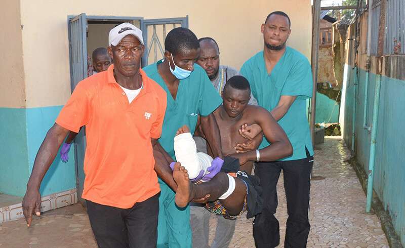 Una escena habitual en las calles de Conakry. Los heridos por disparos, porrazos o inhalación de gases lacrimógenos se cuentan por decenas