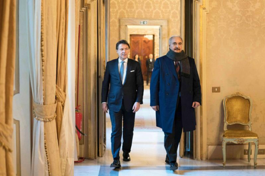 El primer ministro de Italia, Giuseppe Conte y el hombre fuerte de Libia, Khalifa Haftar, en el Palazzo Chigi en el centro de Roma