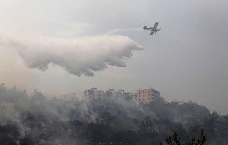 Un avión combate incendios forestales en la aldea de Dibbiyeh, al sur de Beirut, Líbano, el 15 de octubre de 2019