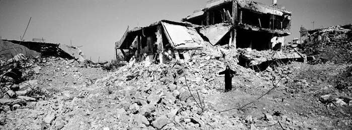 Una mujer incrédula entre los restos de su casa en el pueblo de Aita Chaab, en el sur de Líbano durante la guerra civil Kadir van Lohuizen