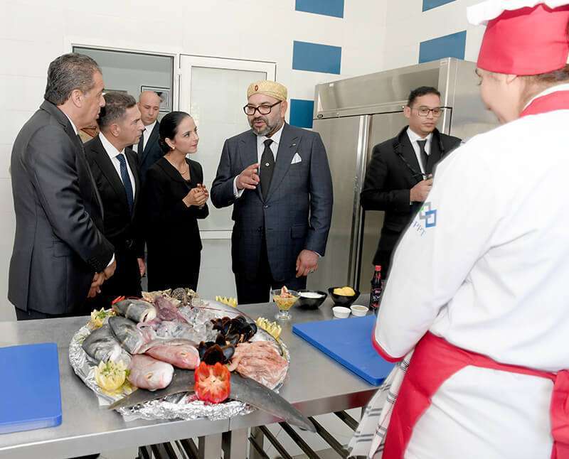 Su Majestad el Rey visitó los talleres del Centro de Formación en los Oficios de Hostelería y Turismo, construidos en colaboración con la Fundación Mohammed V para la Solidaridad e inaugurado por el Soberano el 15 de julio de 2014