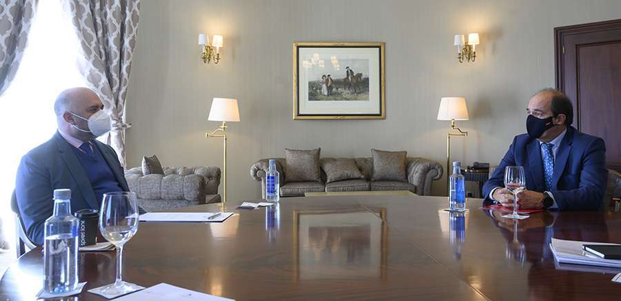 Majid al-Suwaidi, embajador de Emiratos Árabes Unidos, en su reunión con Modesto Piñeiro, presidente de la Cámara de Comercio de Cantabria