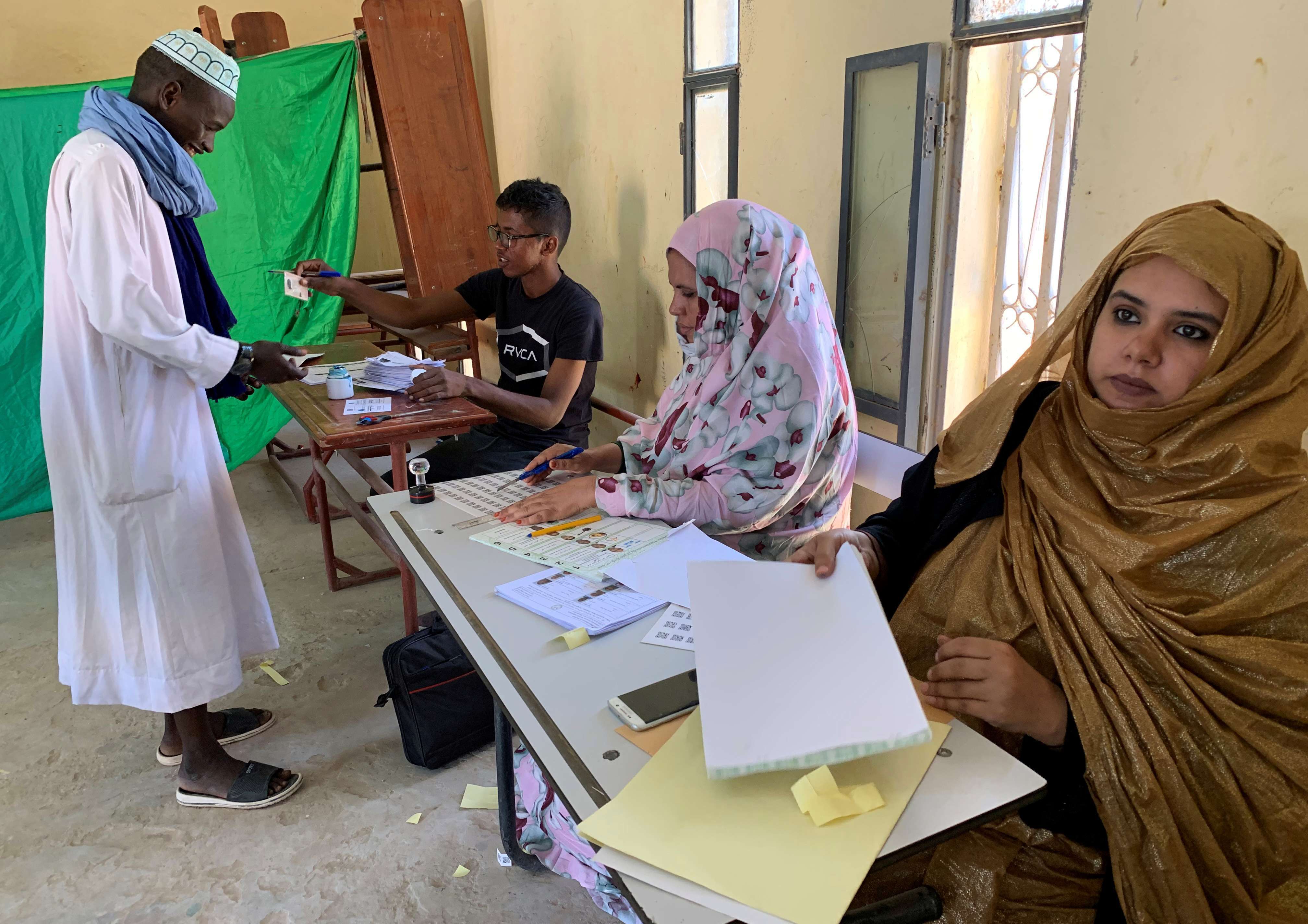 Un hombre espera para votar en una mesa electoral durante las elecciones Nouakchott, Mauritania 