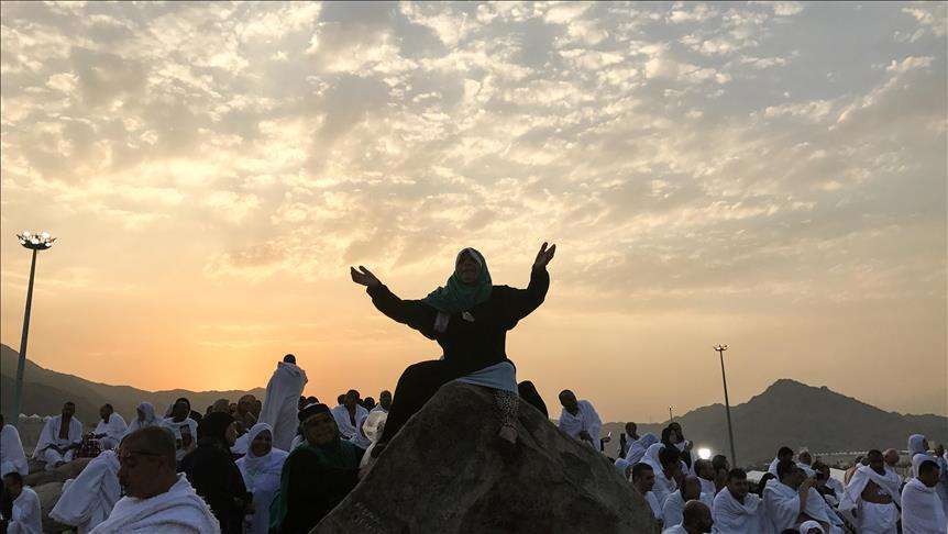 Los peregrinos musulmanes, vestidos de blanco, se dirigen al monte Arafat.