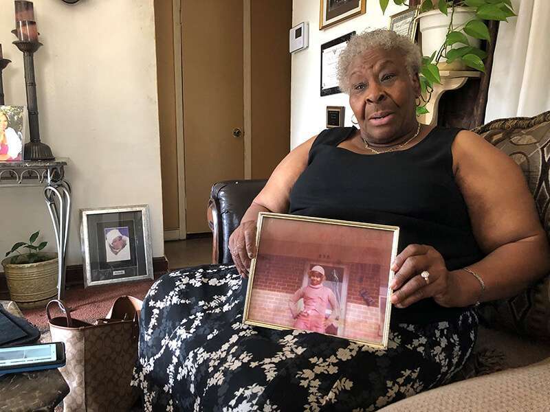 Minnie Hill sostiene una foto de su difunta hija, Rosie. La joven, fue encontrada muerta en Florida en 1982. En 2018, las autoridades de Texas comenzaron a vincular a Samuel Little con asesinatos en todo el país