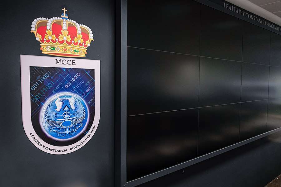  PHOTO/MARIA SENOVILLA – Shield of the Joint Cyberspace Command (MCCE), where the motto “Loyalty and perseverance – Ingenuity and skill” reads 