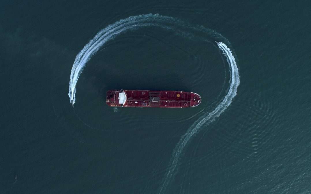 Una lancha de la Guardia Revolucionaria de Irán moviéndose alrededor del petrolero de bandera británica Stena Impero.