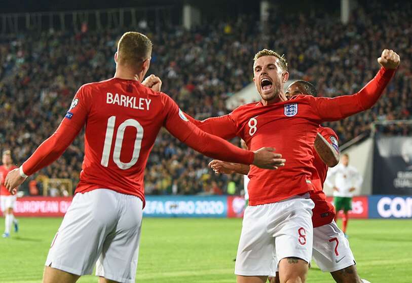El centrocampista inglés Jordan Henderson celebra el gol de Ross Barkley durante el partido de clasificación para la Eurocopa 2020 del Grupo A entre Bulgaria e Inglaterra en Sofía, Bulgaria, el 14 de octubre de 2019