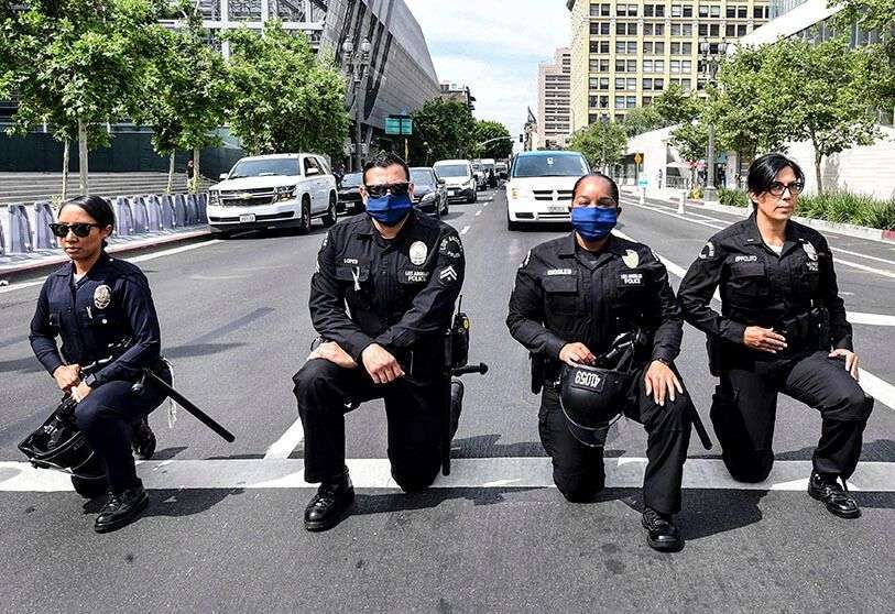Policías arrodillados