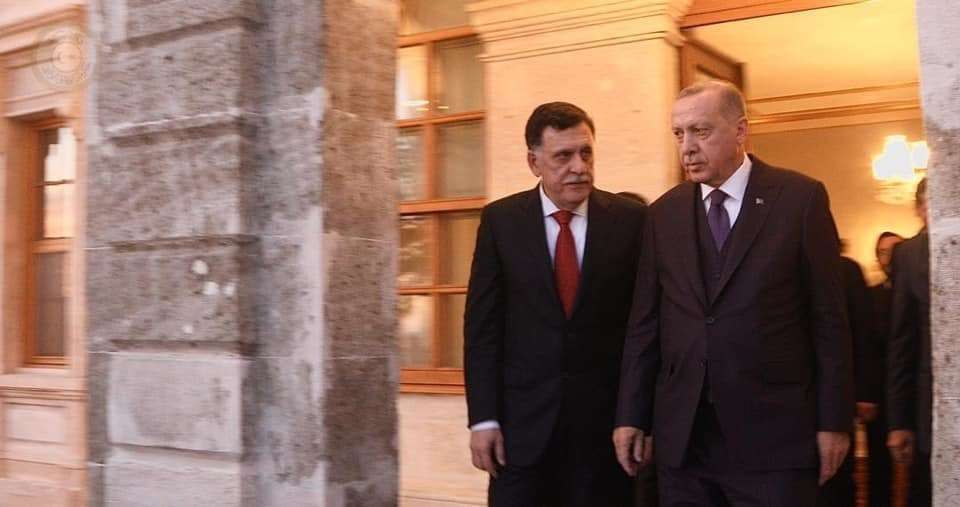 El presidente de Turquía, Recep Tayip Erdogan, con el primer ministro libio, Fayez Al Sarraj