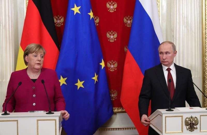 El presidente ruso, Vladimir Putin, y la canciller alemana, Angela Merkel