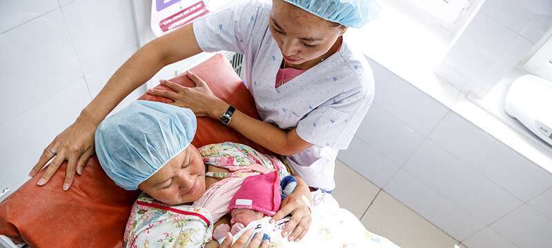Una mujer y su bebé recién nacido en el Centro Nacional de Salud para Mujeres y Niños de Ulaanbaatar, Mongolia.