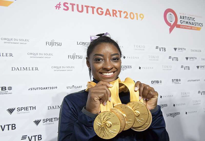Simone Biles, de EEUU, con las cinco medallas de oro que ganó en el Campeonato Mundial de Gimnasia Artística FIG en el Hanns-Martin-Schleyer-Halle de Stuttgart, Alemania, el 13 de octubre de 2019