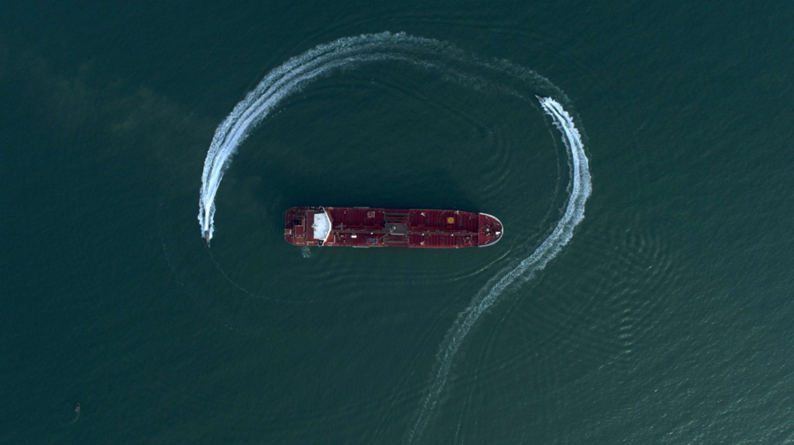 Lanchas rápidas de la Guardia Revolucionaria de Irán rodean el petrolero de bandera británica Stena Impero el domingo 21 de julio de 2019 en el puerto iraní de Bandar Abbas, después de haber sido confiscado en el Estrecho de Hormuz dos días antes.