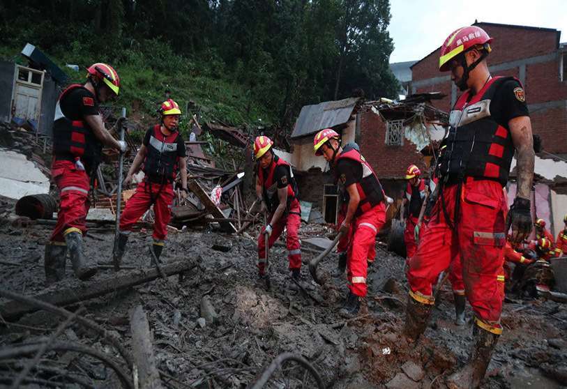 Efectivos trabajando en las labores de rescate.
