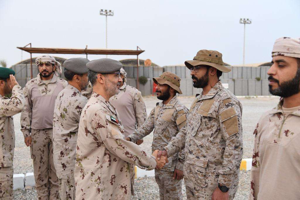 Varios oficiales visitan a las tropas emiratíes desplegadas en Arabia Saudí.