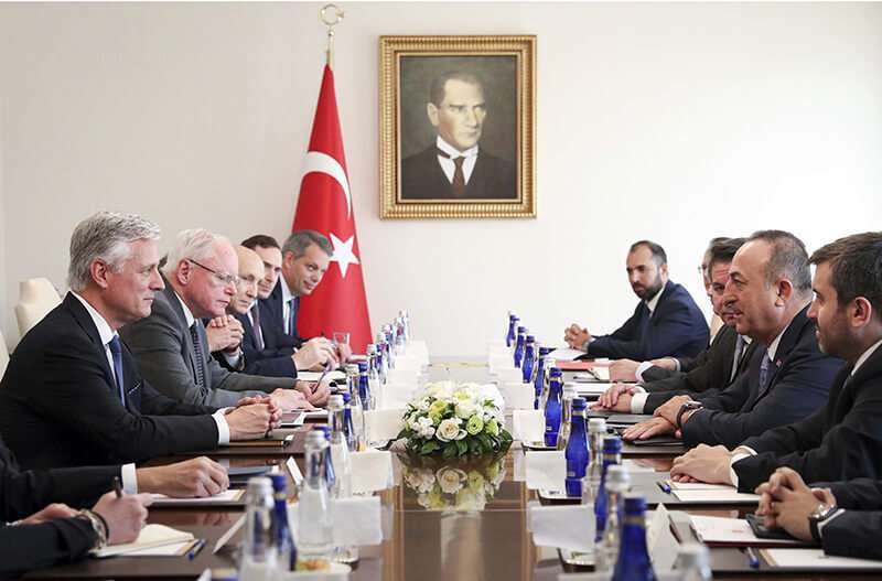 El miércoles llegó parte de la delegación estadounidense, con el asesor de Seguridad Nacional, Robert O'Brien, y el enviado especial para Siria, James Jeffrey, que se reunieron con el ministro de Exteriores turco, Mevlüt Çavusoglu.