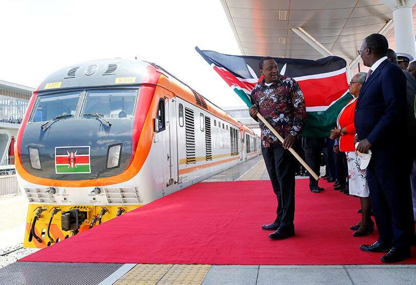 El presidente de Kenia Uhuru Kenyatta abandona el tren que une Nairobi y Naivasha en la terminal de Nairobi