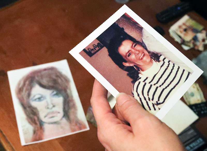 Tonya Maslar sostiene una vieja fotografía de su madre, Roberta Tandarich. Su cuerpo fue encontrado en Firestone Metro Park en 1991