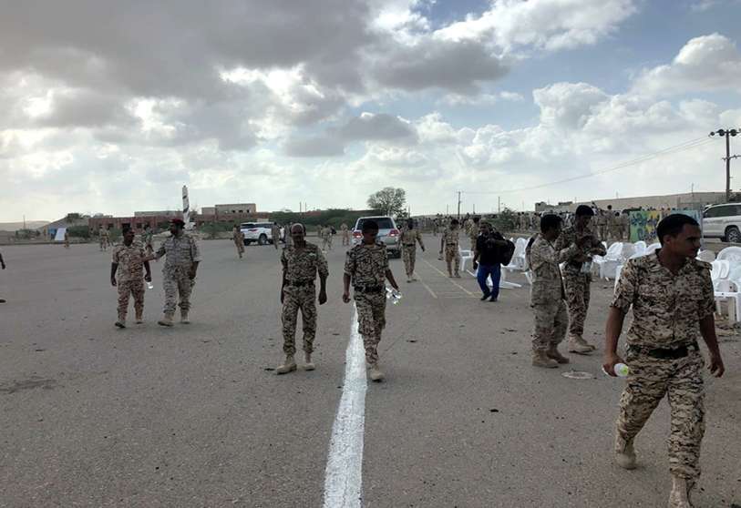 Soldados yemeníes caminan tras el atentado en el desfile militar de Aden, Yemen.
