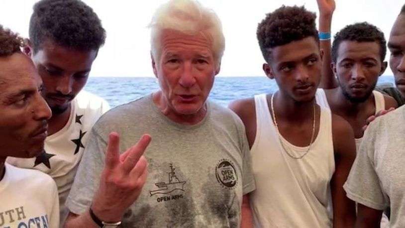 Richard Gere con migrantes