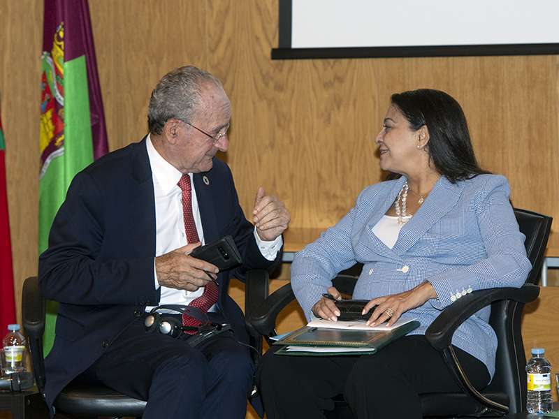 Francisco de la Torre, alcalde de Málaga, con Karima Benyaich, embajadora del Reino de Marruecos en España