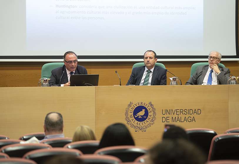 Mesa redonda sobre la comunicación entre culturas