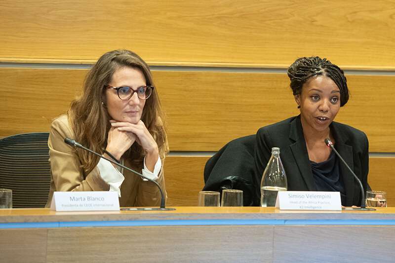 Marta Blanco, presidenta de CEOE Internacional, y Simiso Velempini, directora de Gestión de K2 Intelligence en Londres
