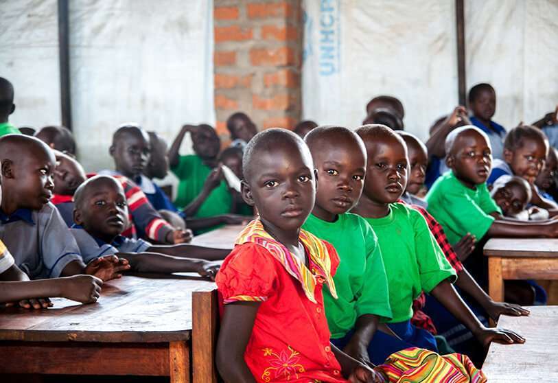 Niños sursudaneses asisten a clase en el asentamiento de Palabek