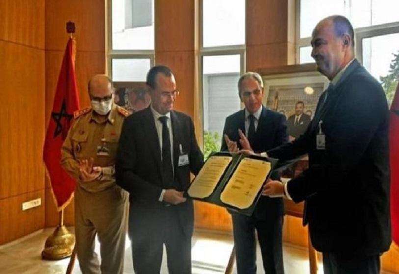Yigal Unna, director general de la Dirección Cibernética de Israel, del general El Mostafa Rabii, director de la Dirección de Seguridad Cibernética del Departamento de Defensa Nacional de Marruecos, y el ministro de Defensa marroquí, Abdellatif Loudiyi, firman un acuerdo de ciberseguridad en Rabat (Cortesía) 