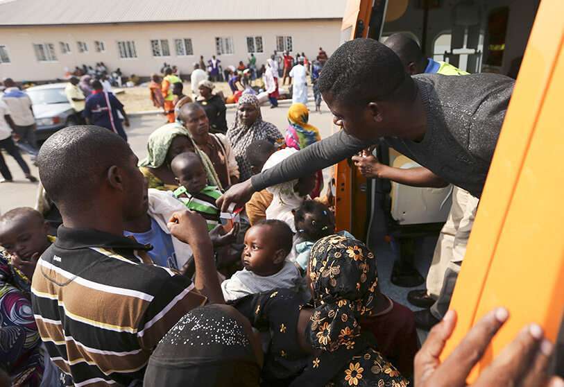 Fotografía de archivo, un funcionario médico reparte medicamentos a personas que huyen del deterioro de las condiciones humanitarias y de la violencia interreligiosa, en el aeropuerto internacional Nnamdi Azikiwe de Abuja, el 5 de enero de 2014