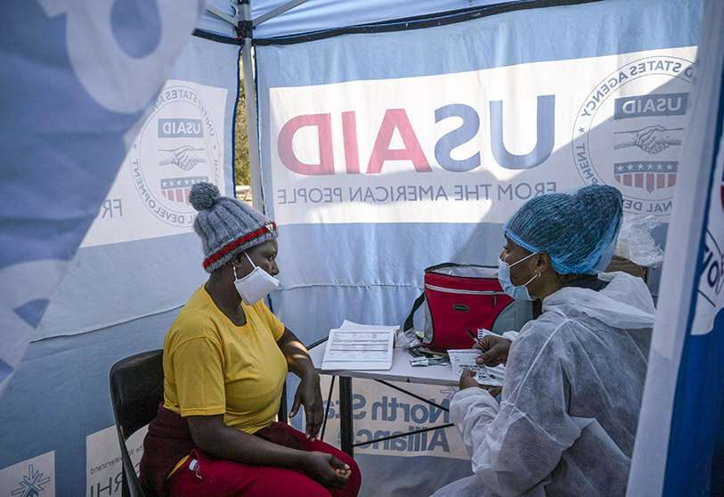 Una enfermera habla con un paciente seropositivo dentro de una glorieta utilizada como clínica móvil en Ngodwana, Sudáfrica