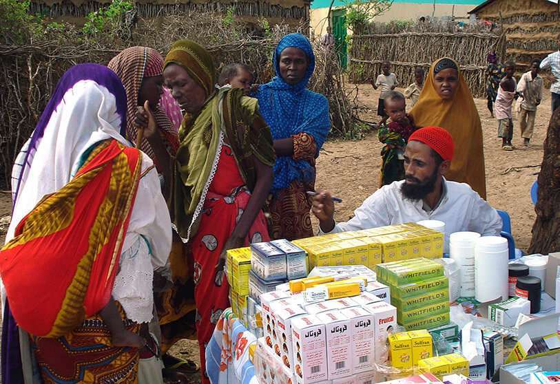 Mujeres y niños somalíes esperando para recibir medicamentos en una clínica médica gestionada por Médicos Sin Fronteras (MSF) en la región del bajo Shabelle, a 35 kilómetros al sur de la capital, Mogadiscio AFP/MOKHTAR MOHAMED