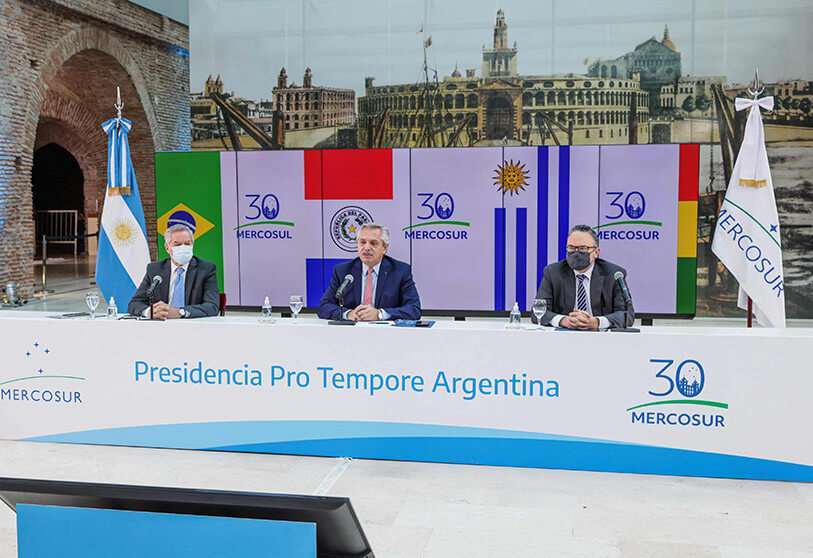 El presidente argentino Alberto Fernández (C), el canciller Felipe Sola (L) y el ministro de Desarrollo Productivo Matías Kulfas asistiendo a una Cumbre del Mercosur AFP PHOTO / PRESIDENCIA ARGENTINA / ESTEBAN COLLAZO