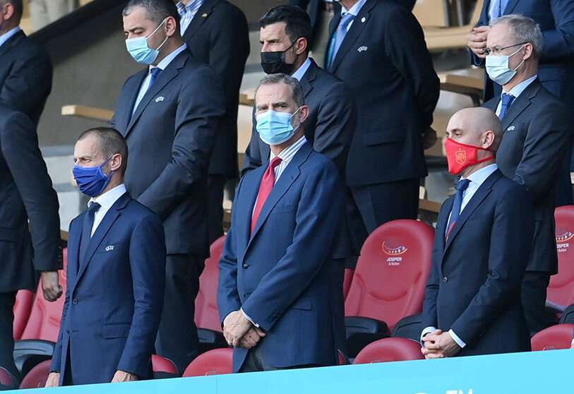 El presidente de la UEFA, Aleksander Ceferin, y el rey Felipe VI de España antes de partido de la selección española en la Eurocopa