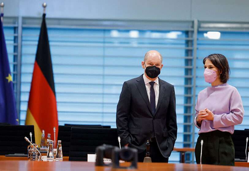 El canciller alemán Olaf Scholz (izq.) conversa con la ministra alemana de Asuntos Exteriores, Annalena Baerbock, al inicio de una reunión del gabinete de seguridad en la Cancillería de Berlín AFP/ MICHELE TANTUSSI 