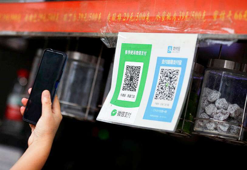 Los códigos QR de los servicios de pago digital WeChat Pay y Alipay en una tienda en Pekín, China