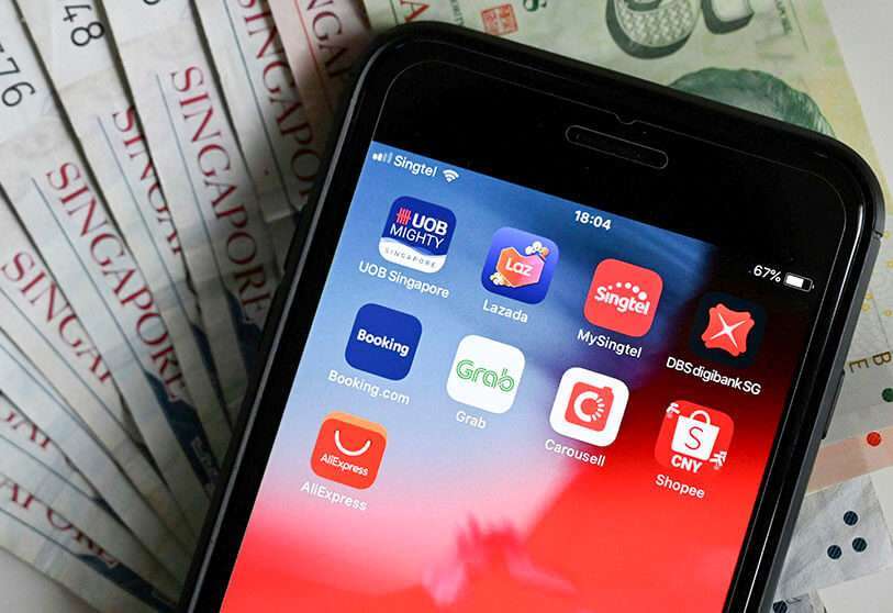 Aplicaciones bancarias y de compra en un smartphone en Singapur