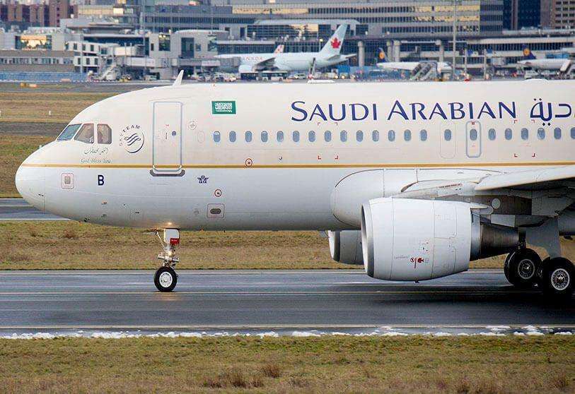 PHOTO/CHRISTOPH SCHMDT - Un Airbus A320 de la aerolínea de Arabia Saudí