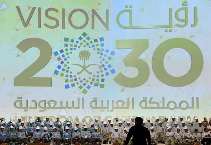 Fotografia de archivo, una gran pancarta muestra la Visión Saudí para 2030 antes de la llegada del rey saudí Salman en la inauguración de varios proyectos energéticos en Ras Al Khair, Arabia Saudí, 29 de noviembre de 2016 REUTERS/ZUHAIR AL-TRAIFI