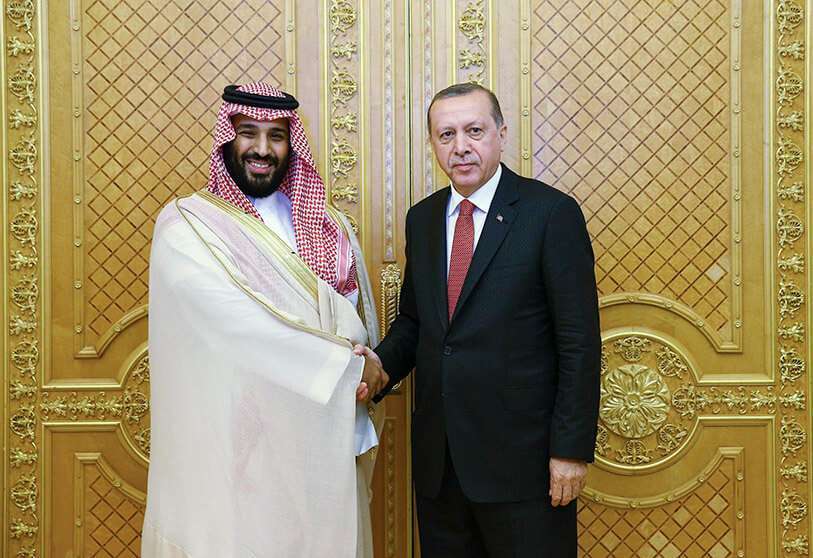 AFP PHOTO / TURKISH PRESIDENTIAL PRESS SERVICE - El presidente turco Recep Tayyip Erdogan estrechando la mano del príncipe heredero saudí Mohammed bin Salman durante una reunión en el marco de una visita oficial en Jeddah, Arabia Saudí, el 23 de julio de 2017