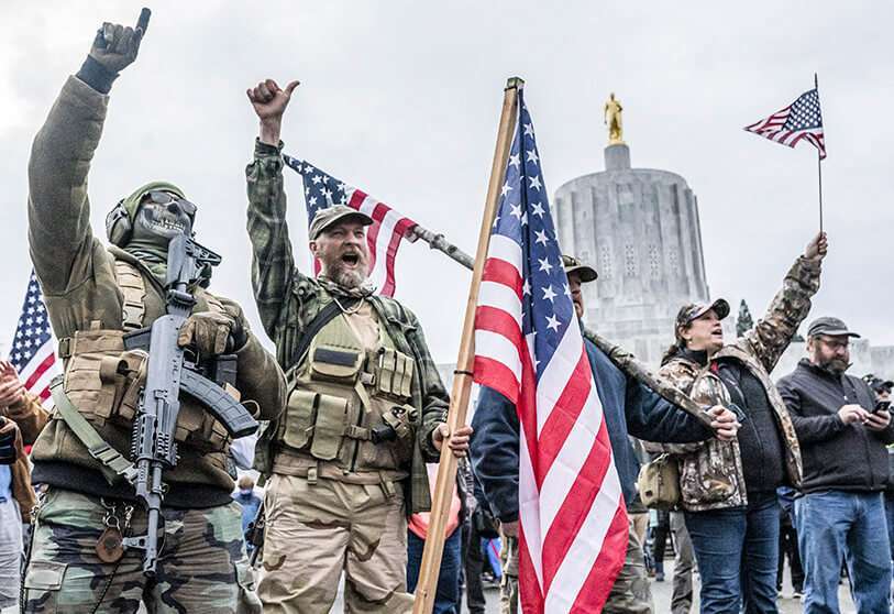 AFP/NATHAN HOWARD - Partidarios armados del presidente Trump durante una protesta el 6 de enero de 2021 en Salem, Oregón