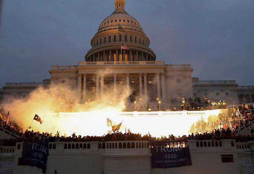 Explosión causada por una munición de la Policía mientras los partidarios del presidente de Estados Unidos, Donald Trump, se reúnen frente al edificio del Capitolio en Washington, EEUU, el 6 de enero de 2021